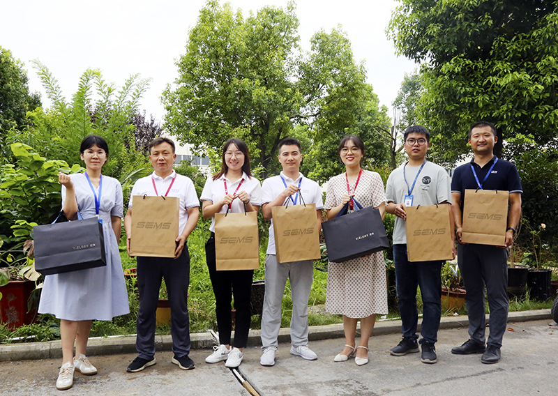 利澳国际注册科技为全体员工定做专属鞋履