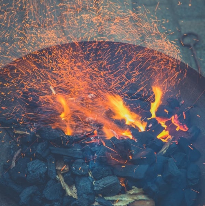 如何调节脱硝催化剂中的氧气浓度？